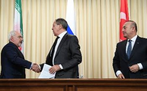 Στιγμιότυπο από τη διακήρυξη των τριών υπουργών Εξωτερικών Ιράν, Ρωσίας και Τουρκίας στη Μόσχα