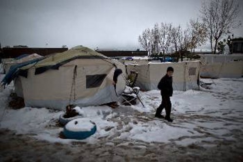 Πρόσφυγες μέσα στο χιονιά στα Οινόφυτα