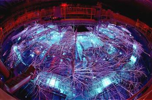 Η «Μηχανή Ζ» των Εργαστηρίων «Sandia» δημιουργεί σύντομους παλμούς πολύ ισχυρών ρευμάτων, που με τη σειρά τους δημιουργούν ισχυρότατα μαγνητικά πεδία, ικανά - θεωρητικά - να συμπιέσουν το πυρηνικό καύσιμο αρκετά ώστε να αρχίσει πυρηνική σύντηξη