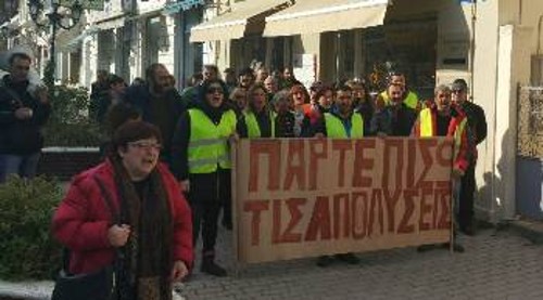 Από την προχτεσινή κινητοποίηση των συμβασιούχων εργαζομένων στο Δήμο Κασσάνδρας