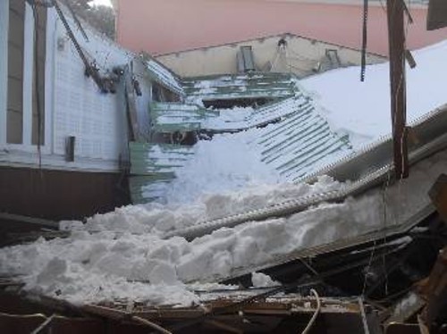 Κατέρρευσε από το χιόνι η στέγη του θεάτρου του «Αναγνωστηρίου» στην Αγιάσο της Λέσβου