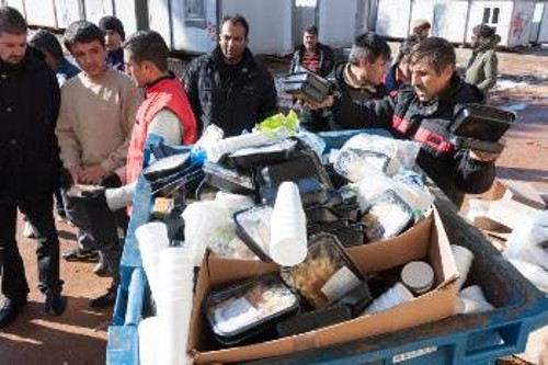 Πρόσφυγες δείχνουν το άθλιο φαγητό που πετάνε στα σκουπίδια