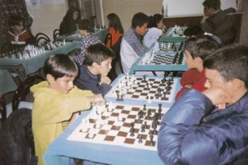 Μερική άποψη από μαζικούς σκακιστικούς αγώνες νέων-νεανίδων, καθώς και παίδων-κορασίδων