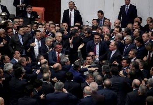 Από την τεταμένη «συζήτηση» στο τουρκικό Κοινοβούλιο
