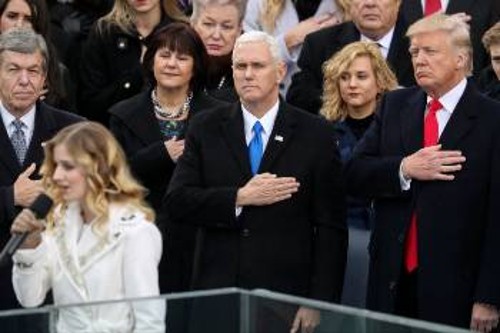 Χαρακτηριστικό στιγμιότυπο από την τελετή ορκωμοσίας του Προέδρου Ντόναλντ Τραμπ (από δεξιά) και του αντιπροέδρου Μάικ Πενς (από αριστερά)