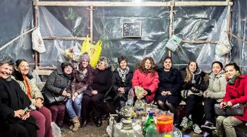 Αγρότισσες και γυναίκες της περιοχής στην περιφρούρηση της 5ης νύχτας στο μπλόκο στα Μεγάλα Χωράφια