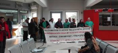 Στιγμιότυπο από τη διαμαρτυρία των εργαζομένων στο ΠαΓΝΗ