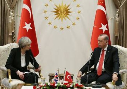 Στιγμιότυπο από τη συνάντηση της Βρετανίδας πρωθυπουργού με τον Τούρκο Πρόεδρο