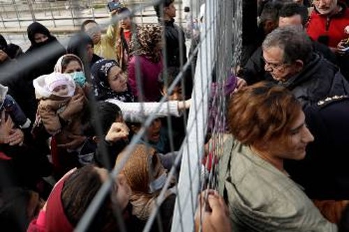 Οι πρόσφυγες δεν επέτρεπαν στον υπουργό να μπει στο χώρο, διαμαρτυρόμενοι για τις άθλιες συνθήκες διαβίωσης