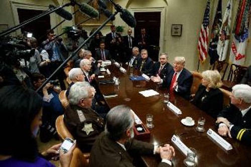 Ο Τραμπ συνεχίζει τις συναντήσεις στο Λευκό Οίκο (εδώ με σερίφηδες της επαρχίας)