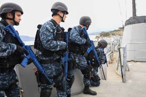 Ναύτες του αμερικανικού αντιτορπιλικού «USS Donald Cook» εκπαιδεύονται στο ΚΕΝΑΠ στη Σούδα