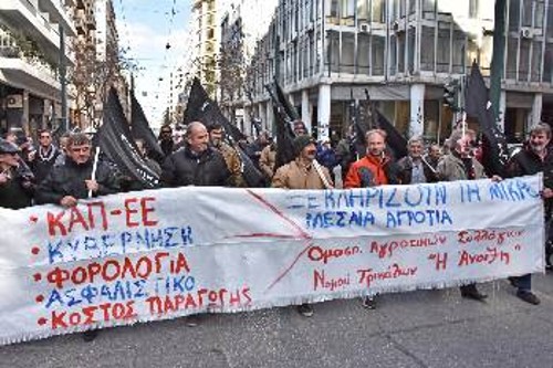Από το πανελλαδικό αγροτικό συλλαλητήριο στην Αθήνα, ενάντια στην πολιτική κυβέρνησης - ΕΕ - κεφαλαίου που ξεκληρίζει τους μικρομεσαίους αγρότες