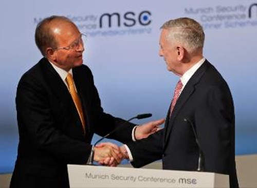 Ο υπουργός Αμυνας των ΗΠΑ, Τζ. Μάτις (δεξιά), στην υποδοχή του στο βήμα στη Διάσκεψη του Μονάχου