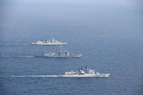 Η φρεγάτα «Ναβαρίνον», στο βάθος του πλάνου, περιπολεί με άλλα πλοία του ΝΑΤΟ στην Ανατολική Μεσόγειο (φωτ. αρχείου)