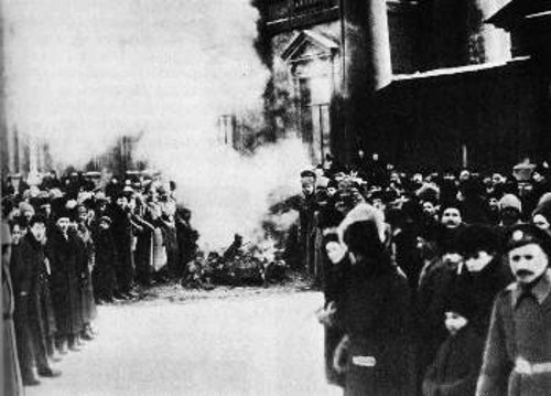 Κάψιμο τσαρικών εμβλημάτων στη λεωφόρο Νιέφσκι στην Πετρούπολη