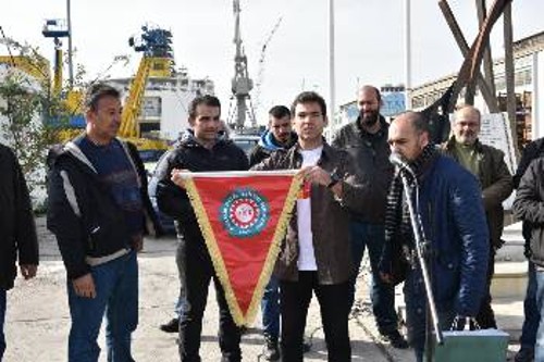 Τη σημαία του Συνδικάτου του έκανε δώρο ο Τούρκος συνδικαλιστής στους Ελληνες συναδέλφους του