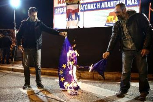 Διαδηλωτές καίνε τη σημαία της ΕΕ στην προχτεσινή διαδήλωση του ΠΑΜΕ έξω από το «Χίλτον»