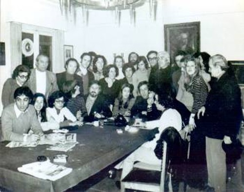 Ο θίασος του θεάτρου «Ακροπόλ» στα γραφεία του ΣΕΗ, κατά τη διάρκεια απεργίας του θιάσου για τα δεδουλευμένα, 1976