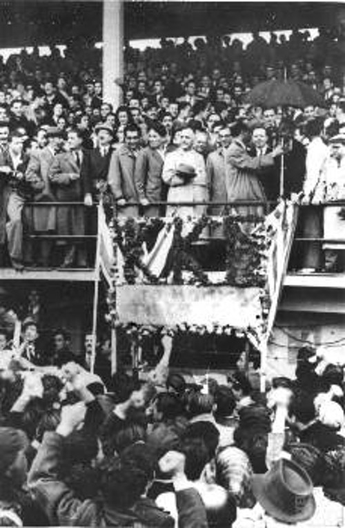Από το γιορτασμό της Πρωτομαγιάς του 1946 στο γήπεδο του Παναθηναϊκού. Διακρίνονται στην εξέδρα μέλη της ΚΕ του ΚΚΕ με επικεφαλής τον Νίκο Ζαχαριάδη