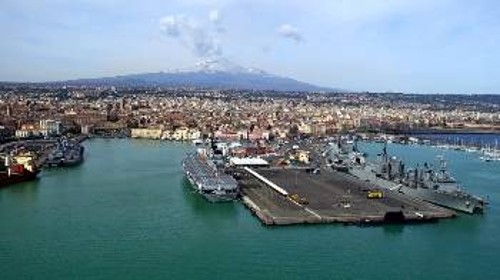 Πλοία του ΝΑΤΟ αγκυροβολημένα στο λιμάνι της Κατάνια της Σικελίας, πριν ξεκινήσει η «Dynamic Manta 2017»