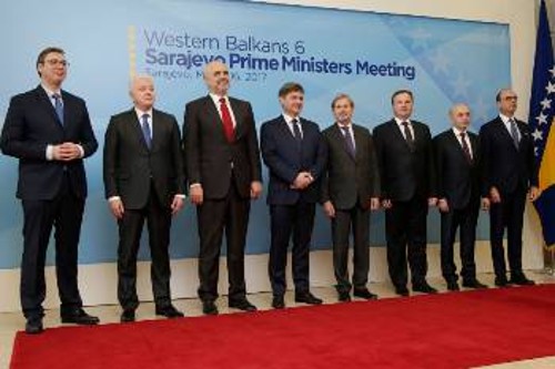 «Οικογενειακή» φωτογραφία ηγετών των χωρών Δυτικών Βαλκανίων από τη Σύνοδό τους στο Σαράγεβο τον περασμένο Μάρτη, που προετοίμασε την επικείμενη Σύνοδο στην Τεργέστη