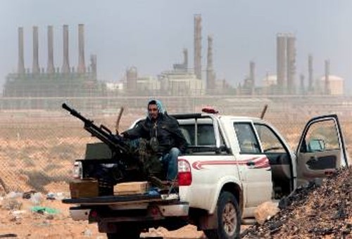 Ενοπλος ισλαμιστής στην Ρας Λανούφ στην ανατολική Λιβύη δίπλα σε διυλιστήρια πετρελαίου
