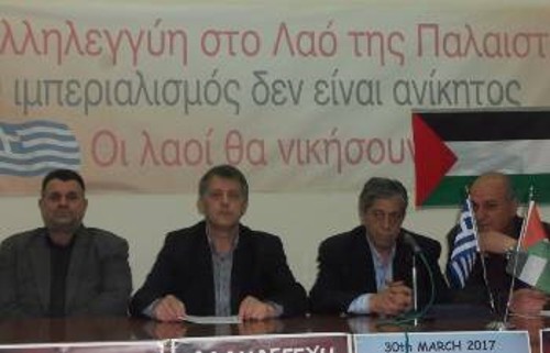 Ο πρέσβης της Παλαιστίνης (δεύτερος από δεξιά) στη χθεσινή εκδήλωση του ΕΚΛ