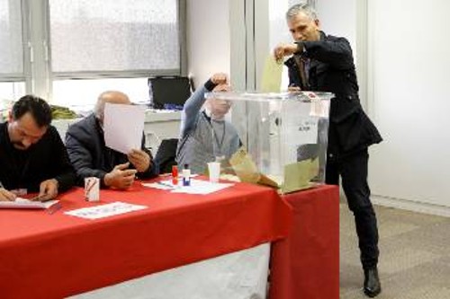 Ηδη σε πρεσβείες της Τουρκίας (εδώ στην Ελβετία) Τούρκοι υπήκοοι έχουν αρχίσει να ψηφίζουν για το δημοψήφισμα