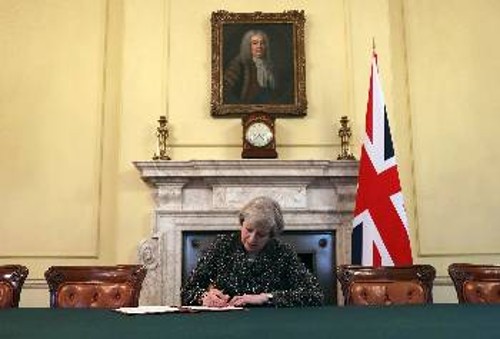 Η Βρετανίδα πρωθυπουργός υπογράφει την επιστολή για την ενεργοποίηση του άρθρου 50 της Συνθήκης της Λισαβόνας για την αποχώρηση από την ΕΕ