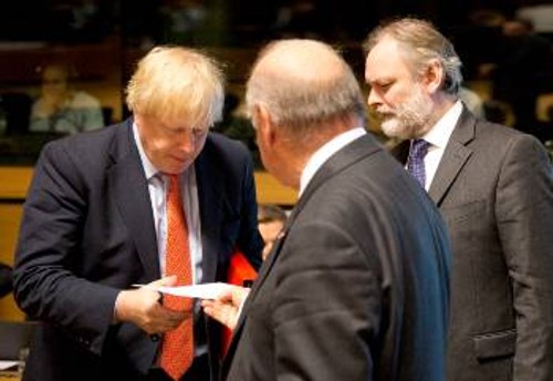 Από το Συμβούλιο των υπουργών Εξωτερικών της ΕΕ, όπου συμμετείχε και ο Βρετανός ΥΠΕΞ (αριστερά) Μπ. Τζόνσον