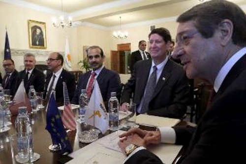 Ο Κύπριος Πρόεδρος μαζί με εκπροσώπους ενεργειακών κολοσσών, όπως η «Exxon Mobil», η «Qatar Petroleum», η «Total» και η «ΕΝΙ», όταν τον περασμένο Απρίλη μοιράζονταν «οικόπεδα» στην ΑΟΖ της Κύπρου