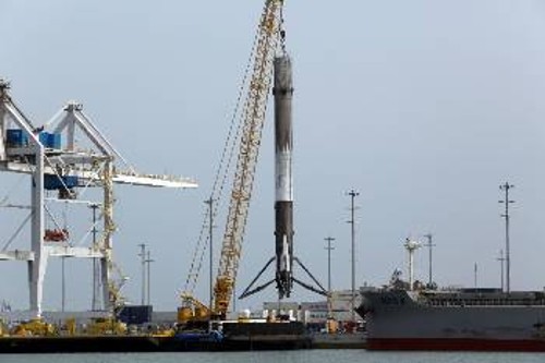 Το πρώτο στάδιο του πυραύλου Falcon-9 της SpaceX ξεφορτώνεται στον Λιμένα Κανάβεραλ, από την αυτόματη πλατφόρμα πάνω στην οποία προσγειώθηκε στον Ατλαντικό. Αυτό το τμήμα πυραύλου είχε πετάξει και προσγειωθεί και πριν από ένα χρόνο.