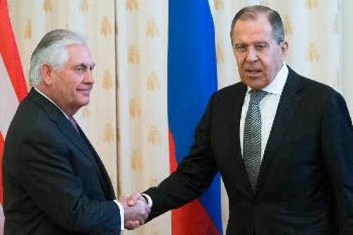 Επιβεβαίωσαν πως διαφωνούν στην πρώτη τους συνάντηση στη Μόσχα οι υπουργοί Εξωτερικών των ΗΠΑ, Ρεξ Τίλερσον (αριστερά), και Ρωσίας, Σεργκέι Λαβρόφ (δεξιά)