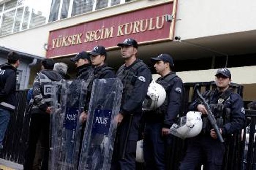 Αστυνομικές δυνάμεις έξω από την έδρα του Ανώτατου Εκλογικού Συμβουλίου, στην Αγκυρα, προχτές