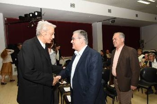 Με τον ΓΓ της ΚΕ του ΚΚΕ, Δημήτρη Κουτσούμπα, σε εκδήλωση που έγινε προς τιμήν του ποιητή από τον δήμο Καισαριανής το 2017