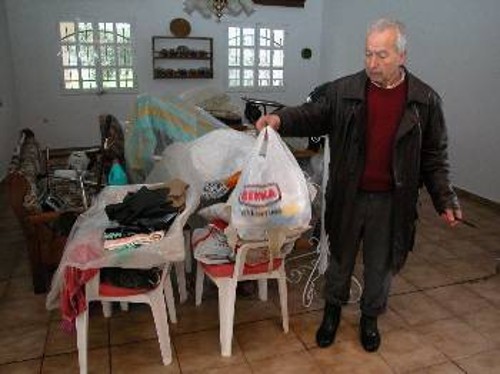 Την κατεστραμμένη οικοσκευή του δείχνει αγανακτισμένος ο Θ. Σαχινίδης