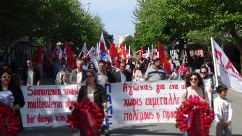 Το σύνθημα της Πρωτομαγιάς στα ελληνικά και τα τουρκικά στο κεντρικό πανό στην Αλεξανδρούπολη