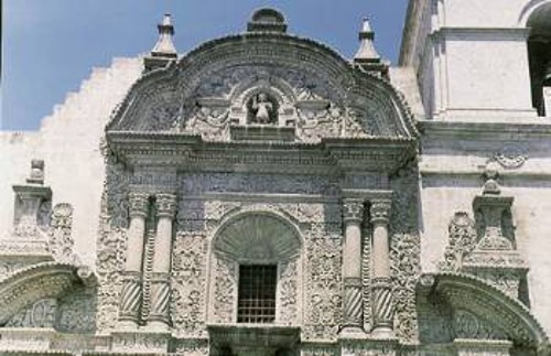 Πρόσοψη κεντρικής καθολικής εκκλησίας στην πόλη Αρεκίπα