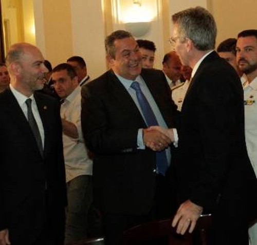 Ο υπουργός Αμυνας και ο πρέσβης των ΗΠΑ στην Ελλάδα, στο 5ο ετήσιο Συνέδριο «Για την Αμυνα και την Ασφάλεια». Η «αμοιβαία συμπάθεια» δεν κρύβεται...