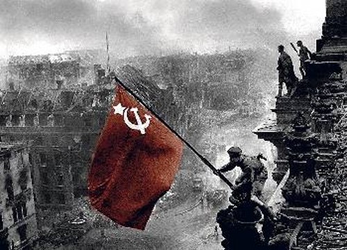 1η Μάη 1945: Η κόκκινη σημαία στο Ράιχσταγκ