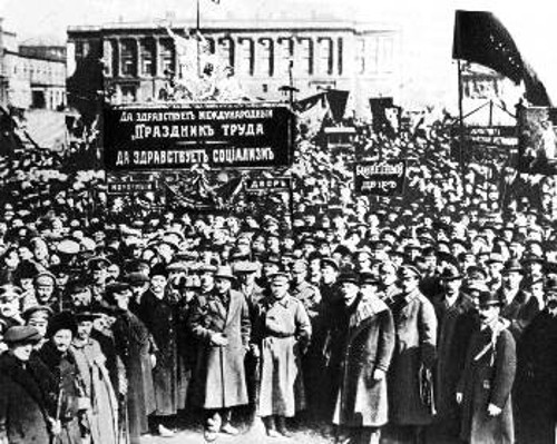 Eργάτες και υπάλληλοι του Νομισματοκοπείου στη διαδήλωση της Πρωτομαγιάς στην Πετρούπολη. Στα πανό τα συνθήματα: «Ζήτω η διεθνής γιορτή της εργασίας!». «Ζήτω ο σοσιαλισμός!»