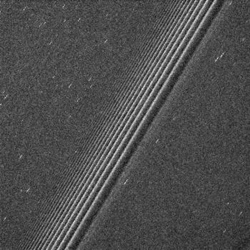 Δεκάδες μικρότερες και μεγαλύτερες «προπέλες» στους δακτυλίους του Κρόνου, όπως φωτογραφήθηκαν από το «Κασσίνι» στο πρώτο πέρασμά του από το χώρο ανάμεσα στους δακτυλίους και τον Κρόνο