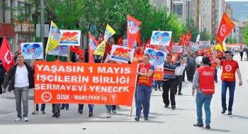 Από την Πρωτομαγιάτικη απεργία στην Τουρκία, όπου συνδικάτα διαδήλωσαν κρατώντας και πλακάτ του ΠΑΜΕ και της ΠΣΟ