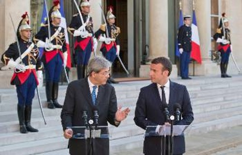 Ο Ιταλός πρωθυπουργός Π. Τζεντιλόνι με τον Γάλλο Πρόεδρο Εμ. Μακρόν (δεξιά) στο Παρίσι