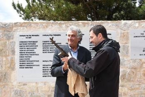 Από την παράδοση στην ΚΕ του ΚΚΕ του όπλου του Δημήτρη Γιαννακούρα - Πέρδικα, ταγματάρχη της 3ης Μεραρχίας του ΔΣΕ, από τον εγγονό του Αλέκου Τσουκόπουλου (ταγματάρχη του ΔΣΕ)