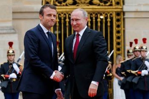 Ο Γάλλος Πρόεδρος υποδέχεται τον Ρώσο ομόλογό του