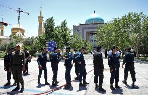 Ανδρες των δυνάμεων ασφαλείας έξω από το μνημείο του Χομεϊνί, μετά την επίθεση