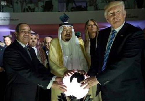 Από την πρόσφατη συνάντηση του Τραμπ στη Σαουδική Αραβία (εδώ με τον Σαουδάραβα βασιλιά και τον Αιγύπτιο Πρόεδρο αριστερά), που είχε παραβρεθεί και ο σεΐχης του Κατάρ
