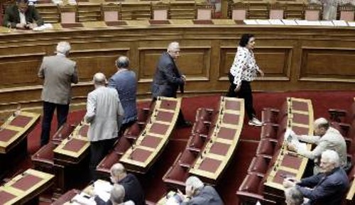 Οι βουλευτές του ΚΚΕ αποχωρούν από την αίθουσα της Ολομέλειας