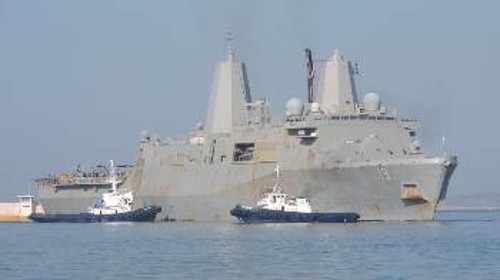 Το ΝΑΤΟικό πλοίο στο λιμάνι του Πειραιά
